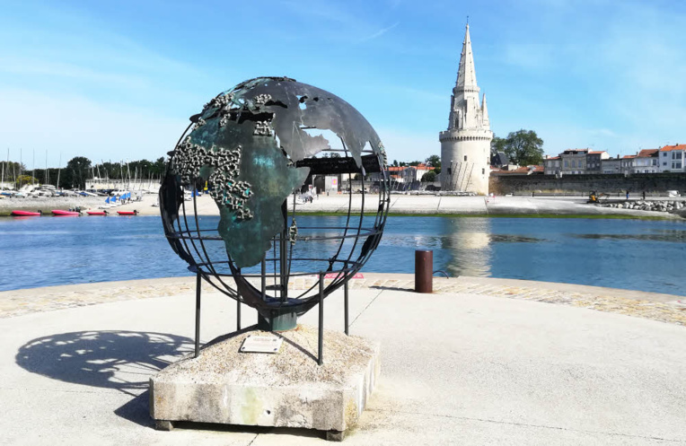 La Tour de la Lanterne et le Globe de la Francophonie du sculpteur Bruce Krebs à La Rochelle © C.C. Halusiak/ABCfeminin.com.