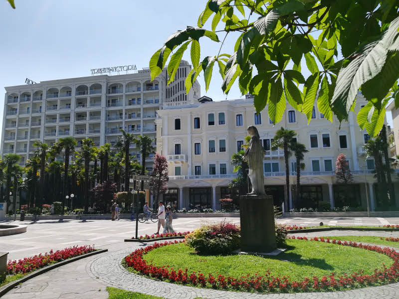 Le Grand Hôtel Trieste & Victoria à Abano, le bâtiment historique et à l'arrière-plan, l'extension plus récente. Devant, la statue de Pietro d'Abano (1250-1316), médecin, philosophe et astrologue renommé. © Chris Halusiak/ABCfeminin.com.