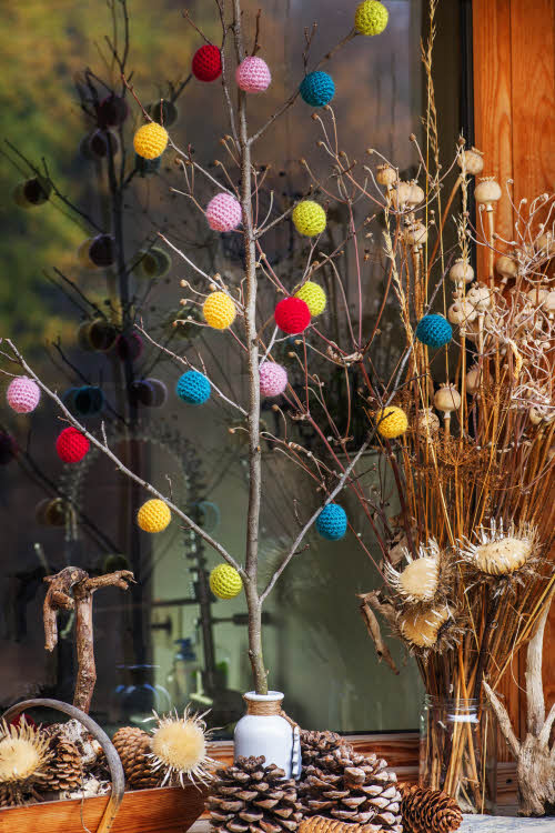 Décor avec boules de Noël à crocheter - Création Plassard.