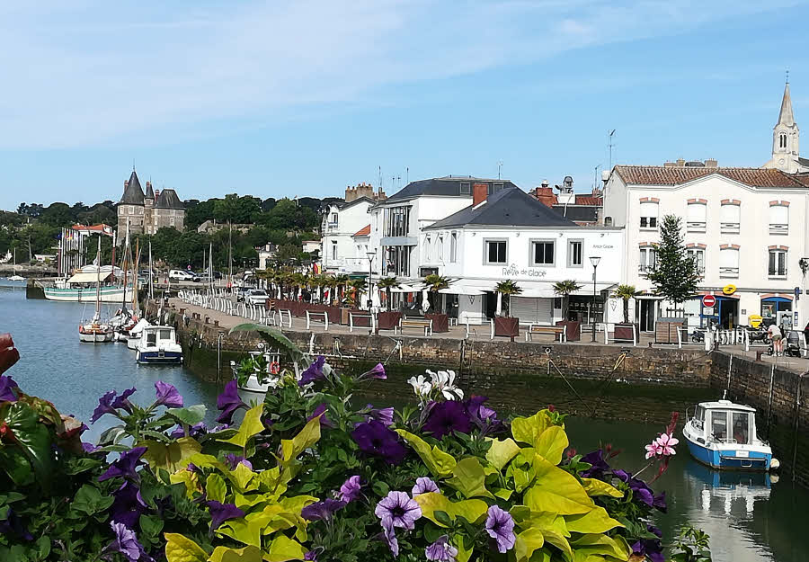 Pornic, avec le Château au fond, en direction du port © ABCfeminin.com.