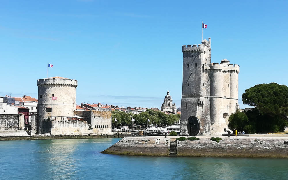 Les tours à l'entrée du vieux port de La ROCHELLE © C.C. Halusiak/ABCfeminin.com.