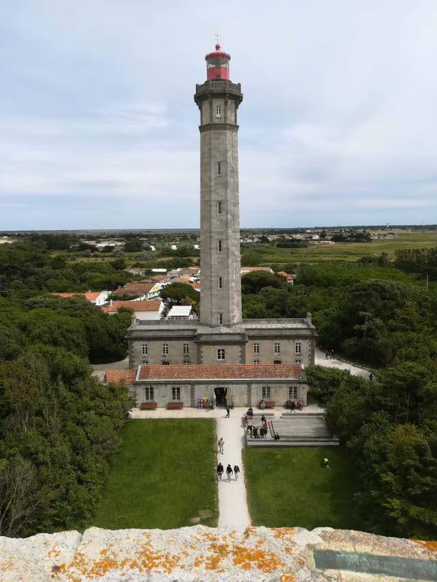 Le Phare des Baleines de l'Île de Ré vu depuis la Vieille tour des Baleines © C.C. Halusiak/ABCfemin.com.