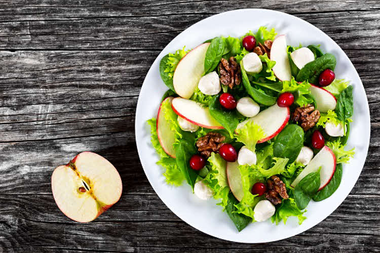 Salade de laitue, tomates cerises, pomme et Mozzarella.