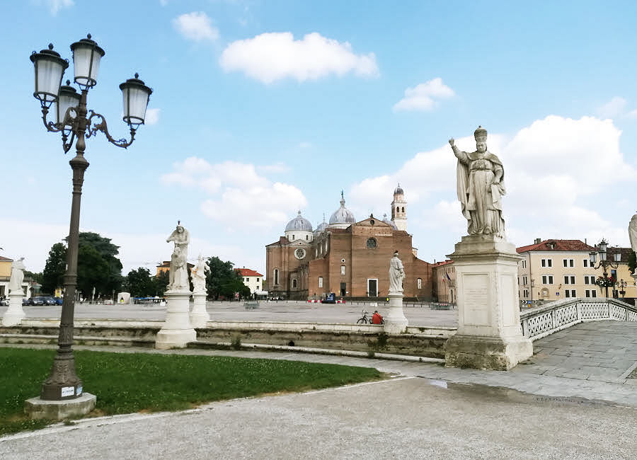 Padoue : le Plato della Valle et ses statues de personnalités italiennes renommées © Chris Halusiak/ABCfeminin.com.