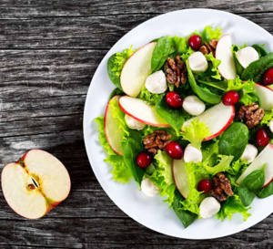 Salade de laitue, tomates cerises, pomme et Mozzarella