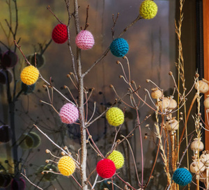 À réaliser : des boules de Noël multicolore à crocheter